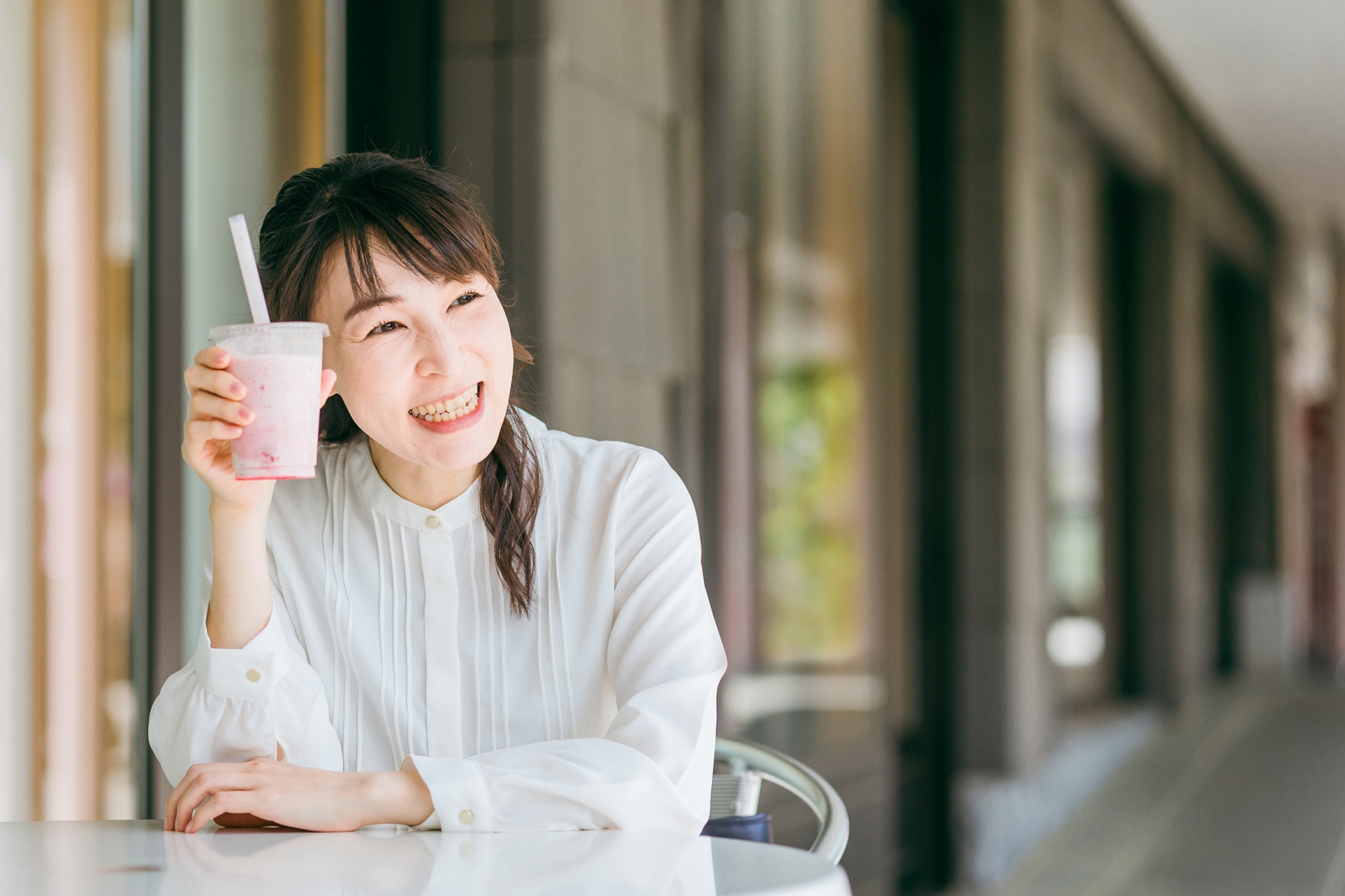 酵素ドリンクを手にしている中高年女性