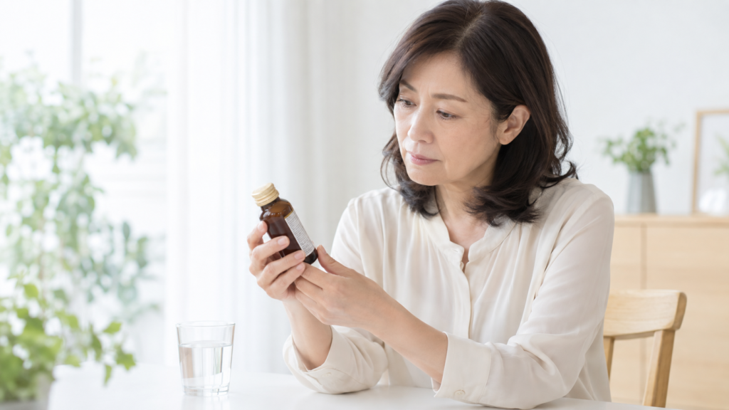 酵素ドリンクを利用する前に、ボトルの表示を確認する中高年女性