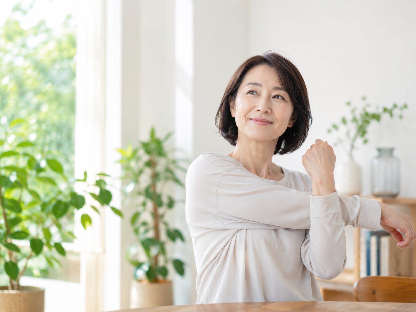 体を整えるためにストレッチをする中高年女性