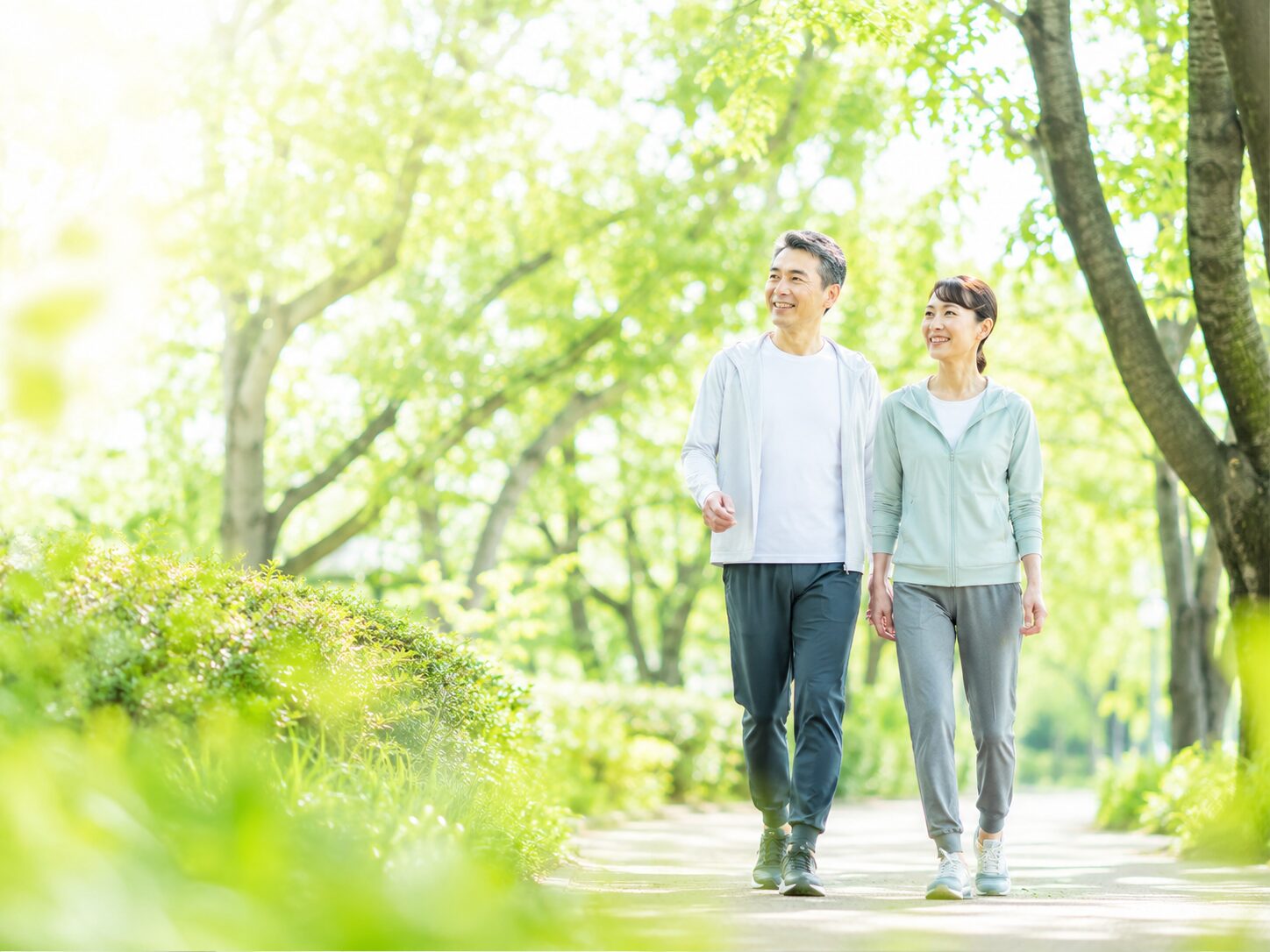 健康的な生活習慣を意識して歩く中高年夫婦