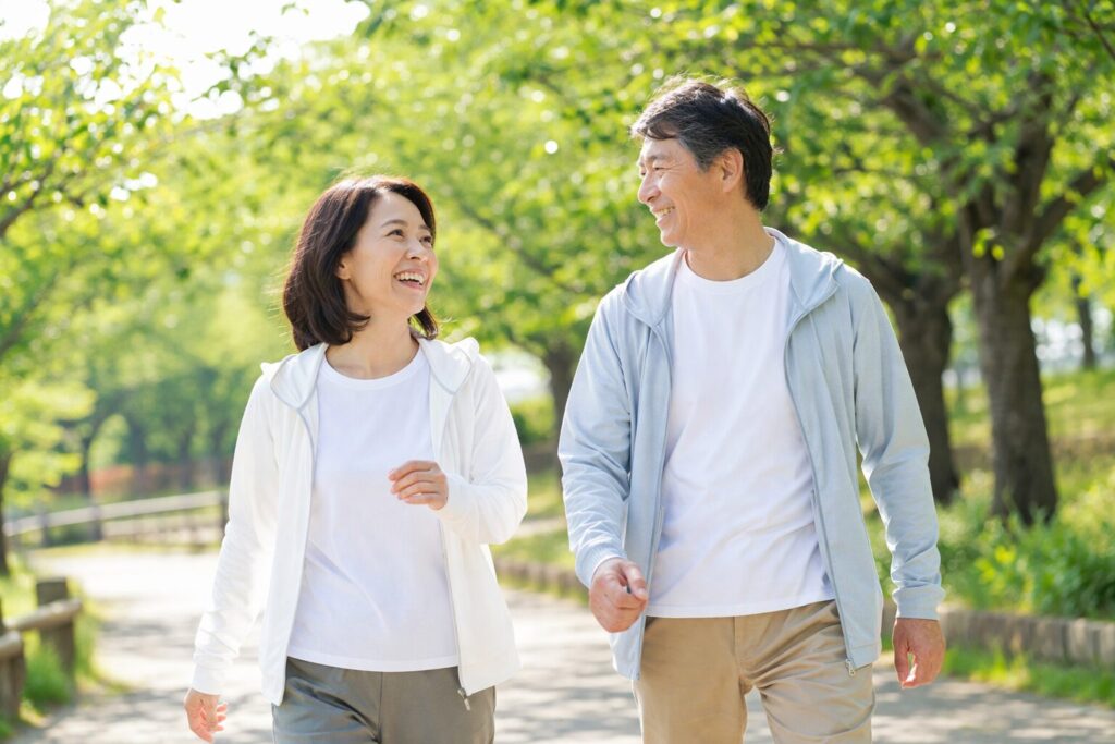 40代の健康を守る酵素の力とは?疲れ・代謝・腸内環境を整える健康効果と取り入れ方 24 酵素のちから 元気に散歩している40代夫婦