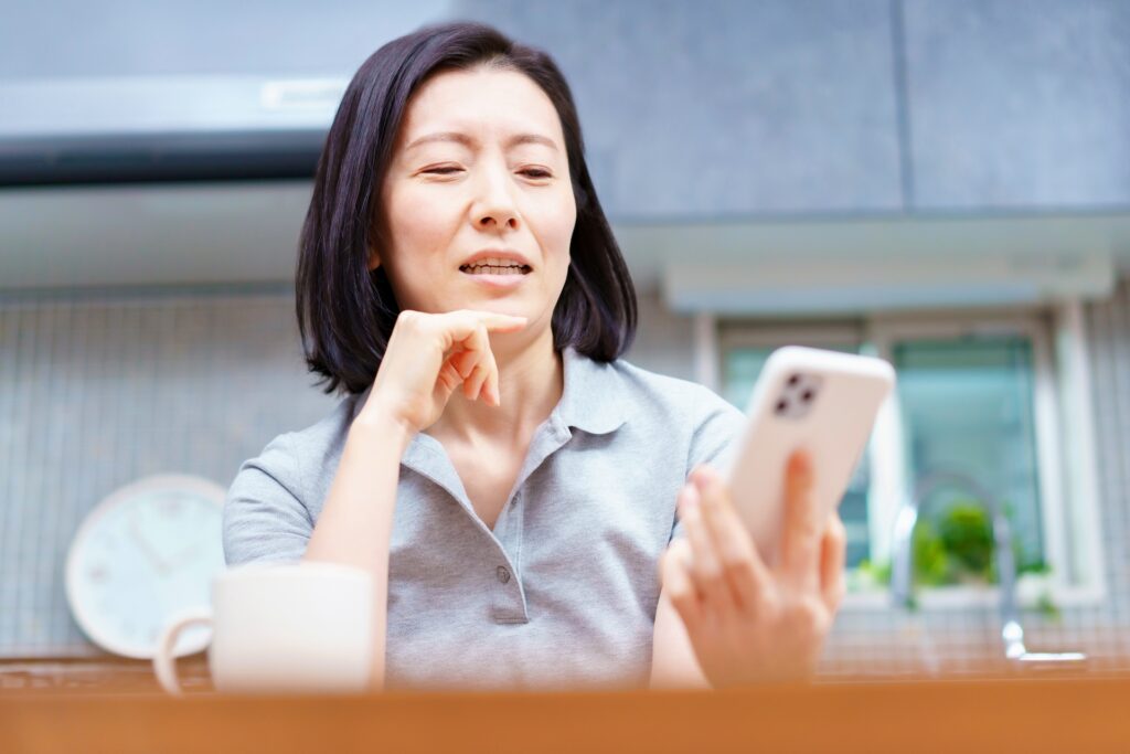 疲れえた表情の女性ー中高年 酵素不足 リスク