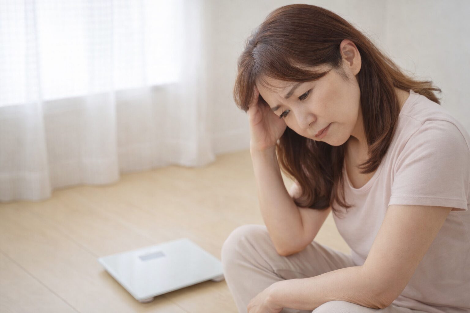 中高年 ダイエット 痩せない 悩む女性