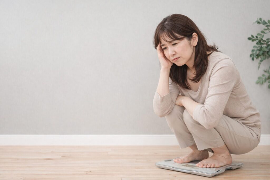 中高年 ダイエット 痩せない 悩む女性 体重計