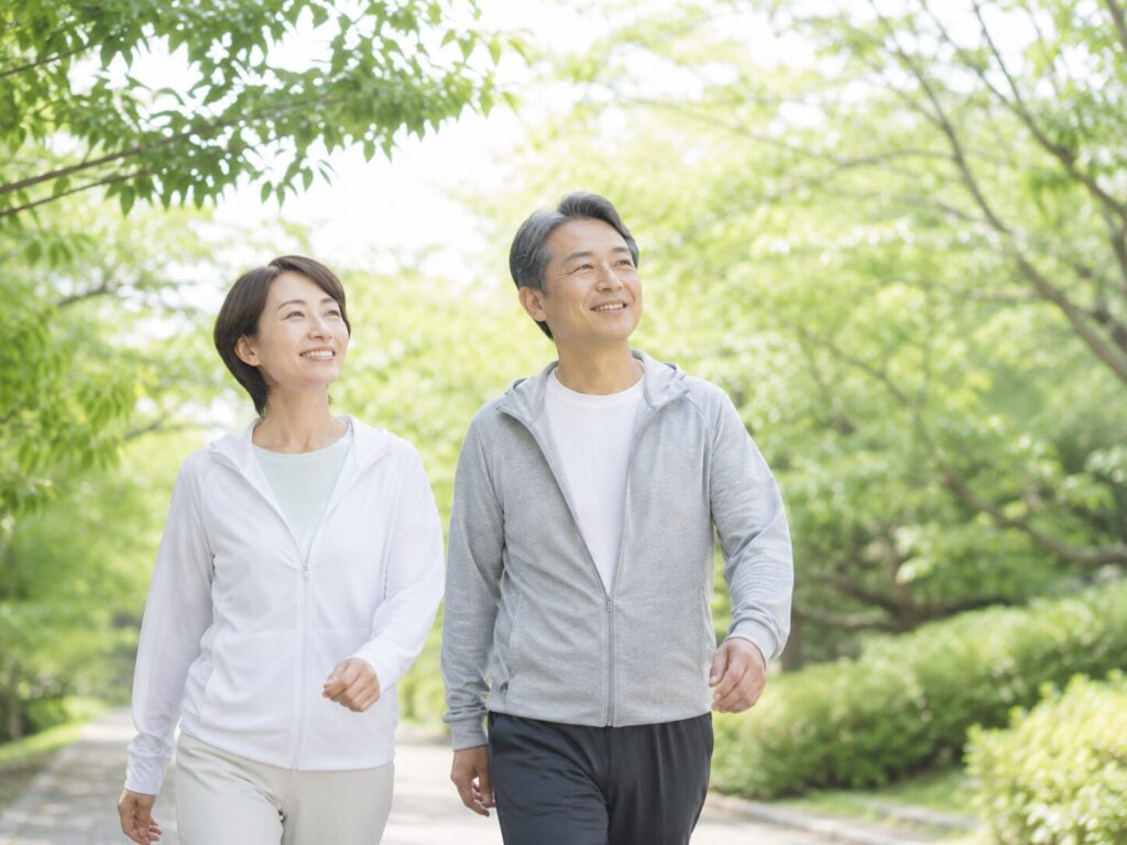 中高年の生活習慣病予防|今日から見直したい5つの生活習慣 12 酵素のちから 散歩をする中高年夫婦