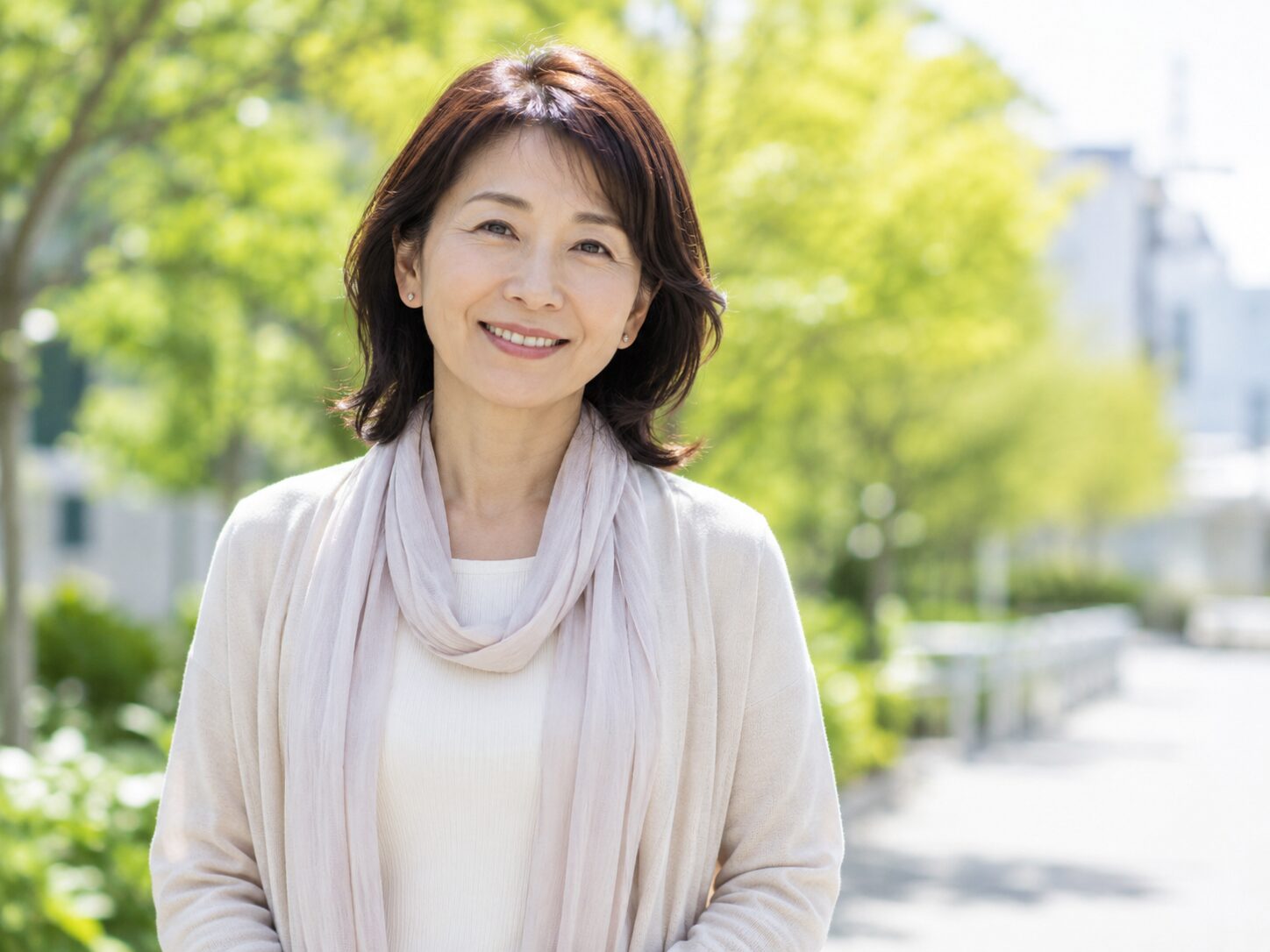 更年期障害になりにくい人の特徴|症状が軽い人に見られやすい生活習慣とは 3 酵素のちから 穏やかな春の公園で微笑む女性