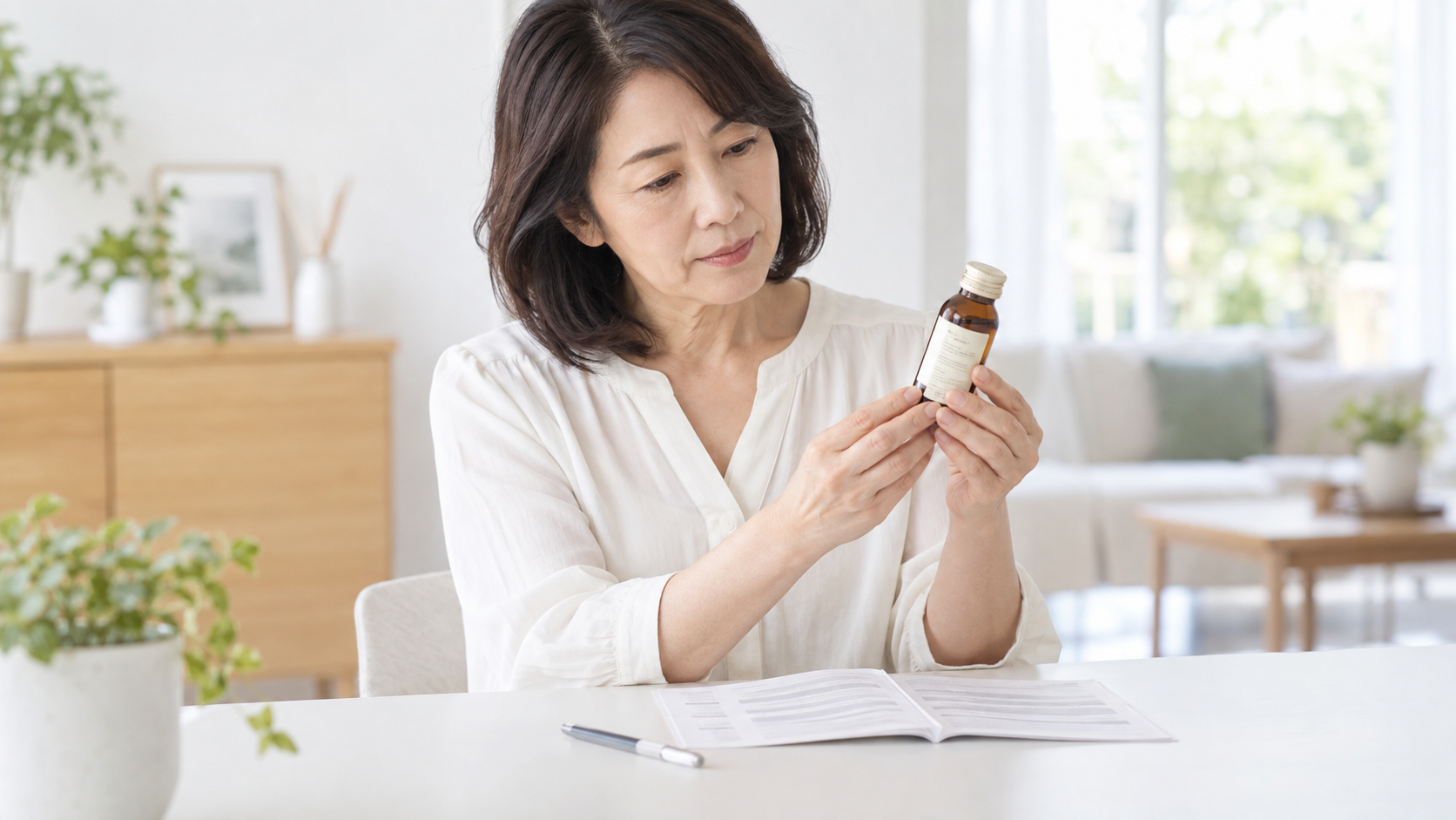 酵素ドリンクのボトル表示を確認する中高年女性と、テーブルに置かれた資料