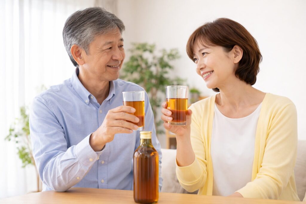 酵素ドリンクを手にする中高年