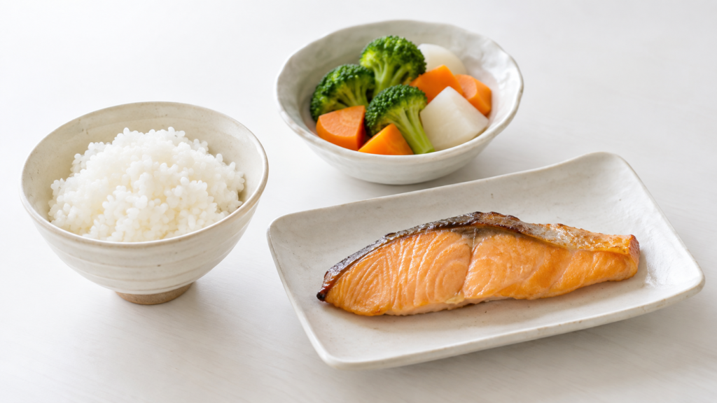 食物酵素とは?体内酵素との違いと食品に含まれる酵素の働きを解説 11 酵素のちから ごはん・焼き鮭・蒸し野菜を組み合わせた食事のイメージ