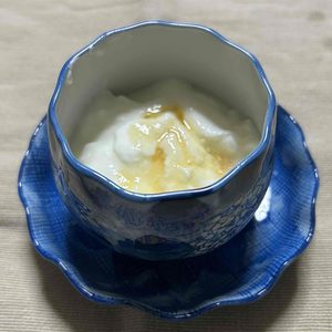 酵素ドリンクのおいしい飲み方|水・炭酸水・牛乳・豆乳で4商品を飲み比べ 8 酵素のちから プレーンヨーグルトに酵素ドリンクをかけたところ